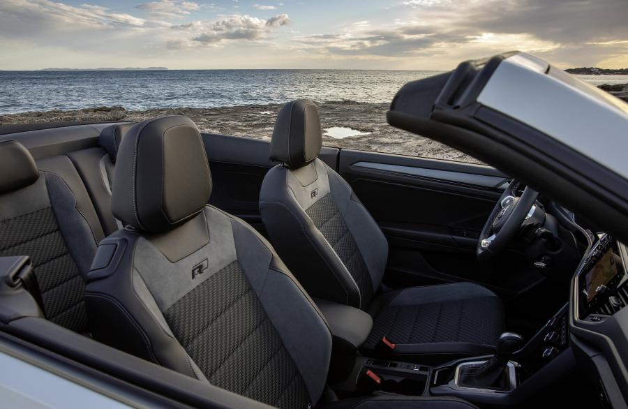 Интерьер Volkswagen T-Roc Cabriolet R-Line 2019 года  (WW) (фото 125 из 137)